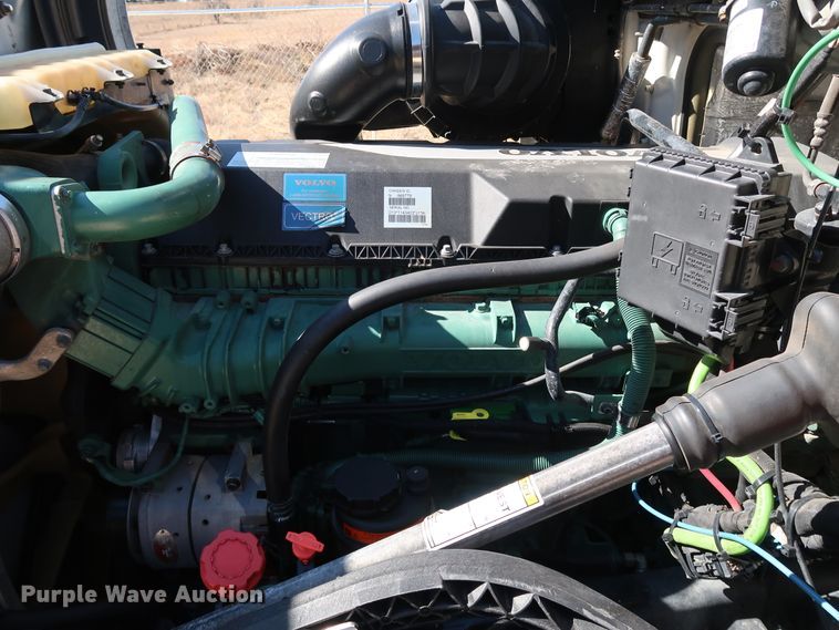 image for item IY9078 2017 Volvo VNL  semi truck