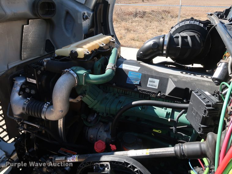 image for item IY9078 2017 Volvo VNL  semi truck