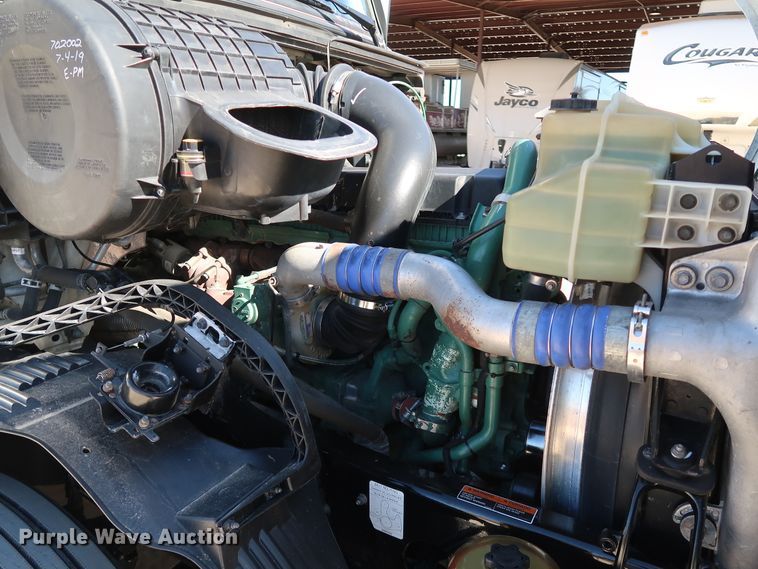 image for item IY9078 2017 Volvo VNL  semi truck