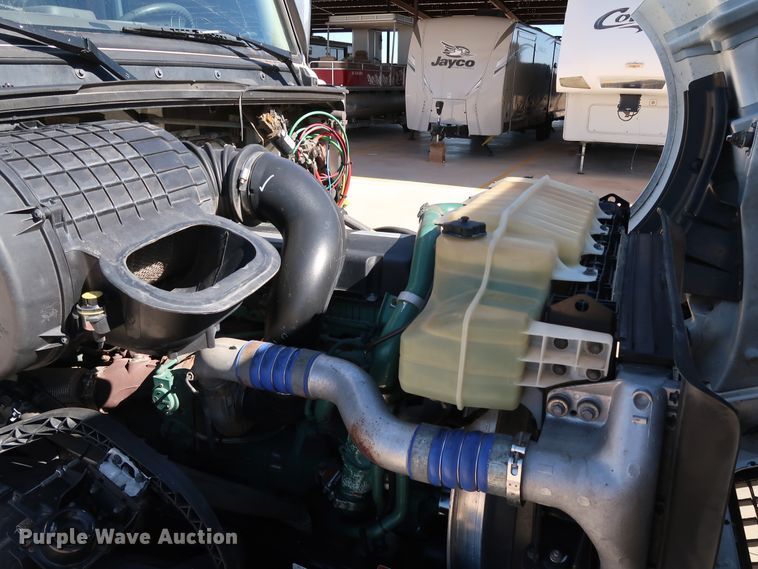 image for item IY9078 2017 Volvo VNL  semi truck