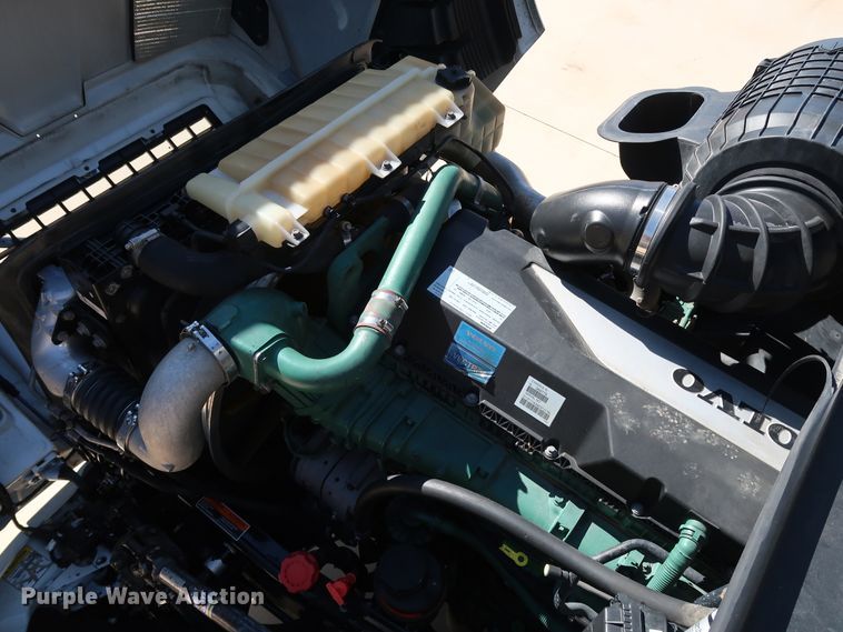 image for item IY9078 2017 Volvo VNL  semi truck