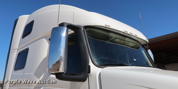 image for item IY9078 2017 Volvo VNL  semi truck