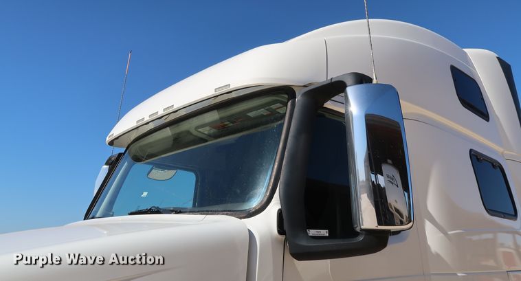 image for item IY9078 2017 Volvo VNL  semi truck