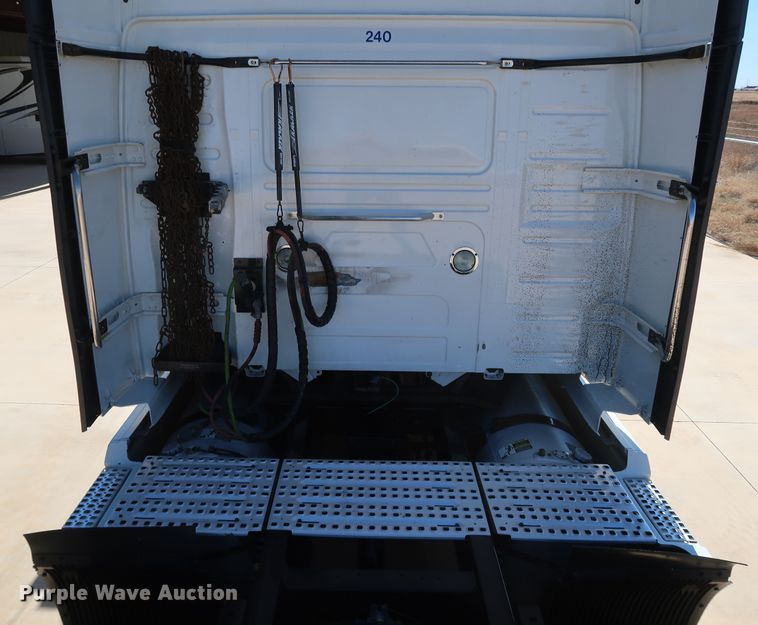 image for item IY9078 2017 Volvo VNL  semi truck