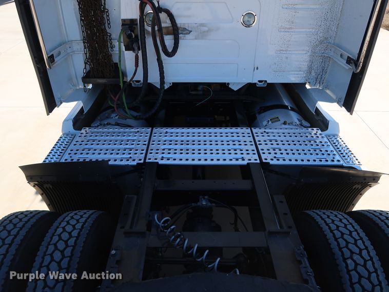 image for item IY9078 2017 Volvo VNL  semi truck