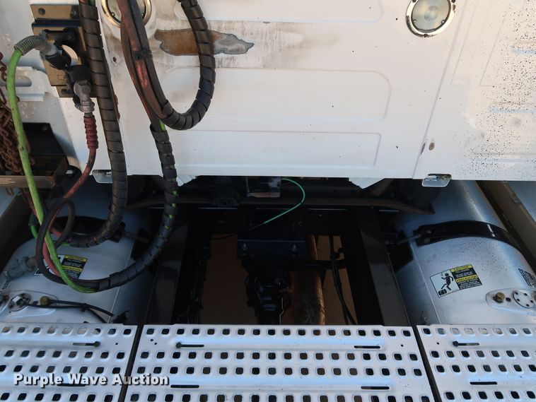 image for item IY9078 2017 Volvo VNL  semi truck