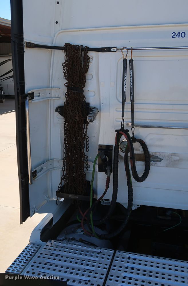 image for item IY9078 2017 Volvo VNL  semi truck