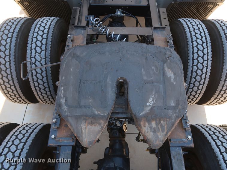 image for item IY9078 2017 Volvo VNL  semi truck