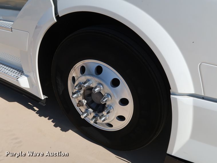 image for item IY9078 2017 Volvo VNL  semi truck