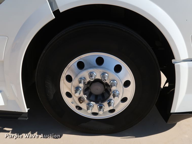 image for item IY9078 2017 Volvo VNL  semi truck