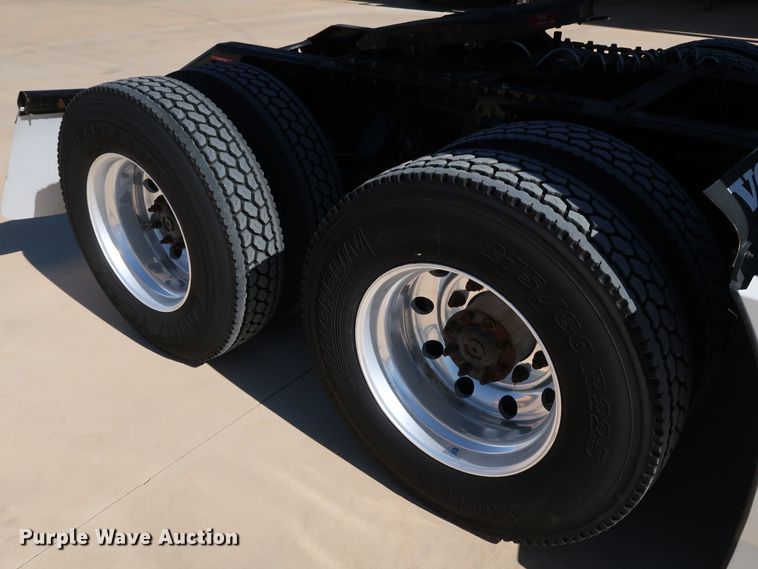 image for item IY9078 2017 Volvo VNL  semi truck