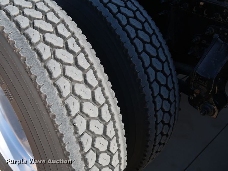 image for item IY9078 2017 Volvo VNL  semi truck