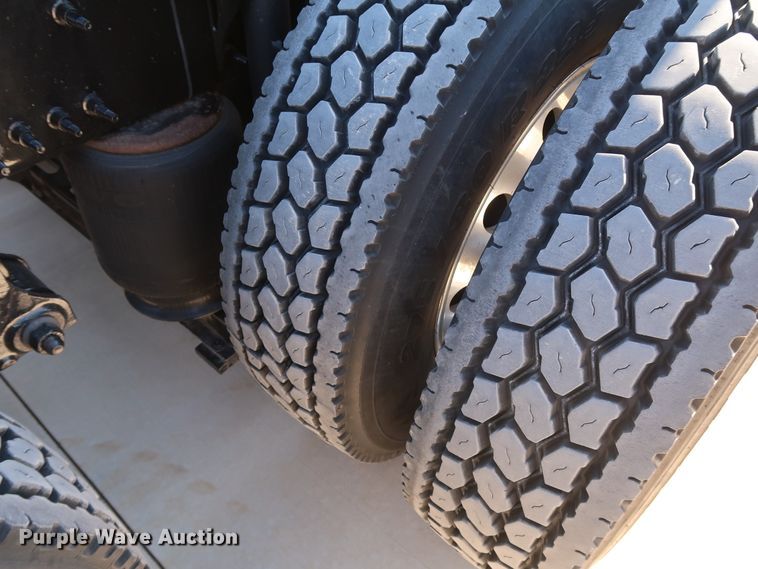 image for item IY9078 2017 Volvo VNL  semi truck