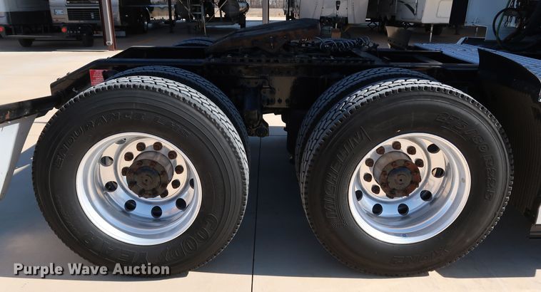 image for item IY9078 2017 Volvo VNL  semi truck