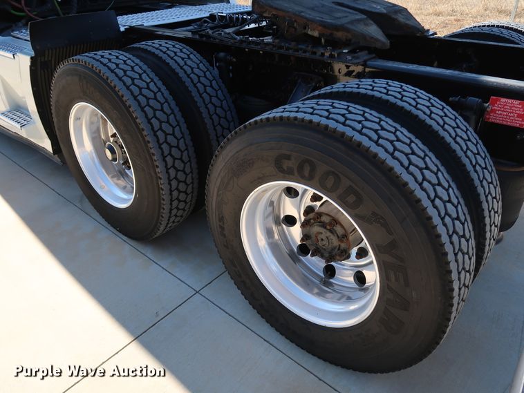 image for item IY9078 2017 Volvo VNL  semi truck