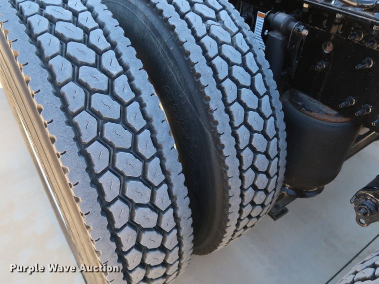 image for item IY9078 2017 Volvo VNL  semi truck