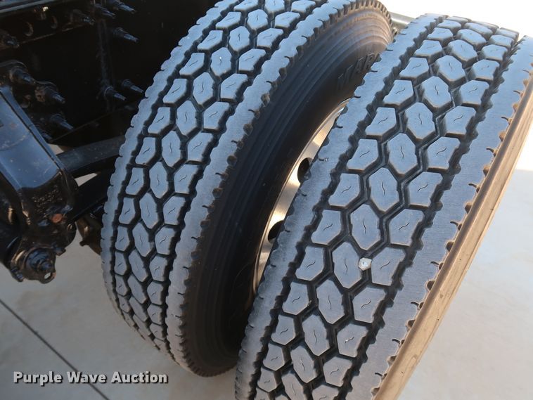 image for item IY9078 2017 Volvo VNL  semi truck