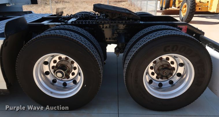 image for item IY9078 2017 Volvo VNL  semi truck