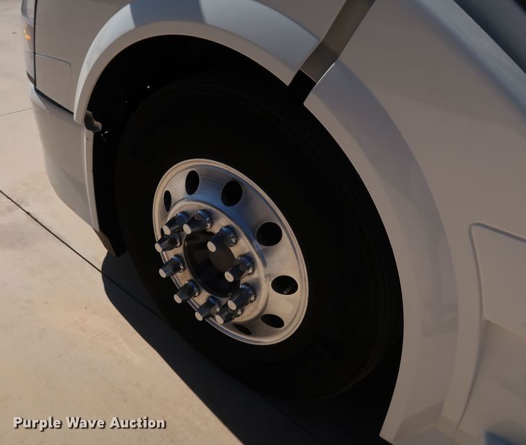 image for item IY9078 2017 Volvo VNL  semi truck