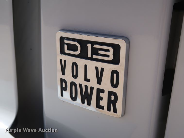 image for item IY9078 2017 Volvo VNL  semi truck