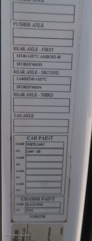 image for item IY9078 2017 Volvo VNL  semi truck