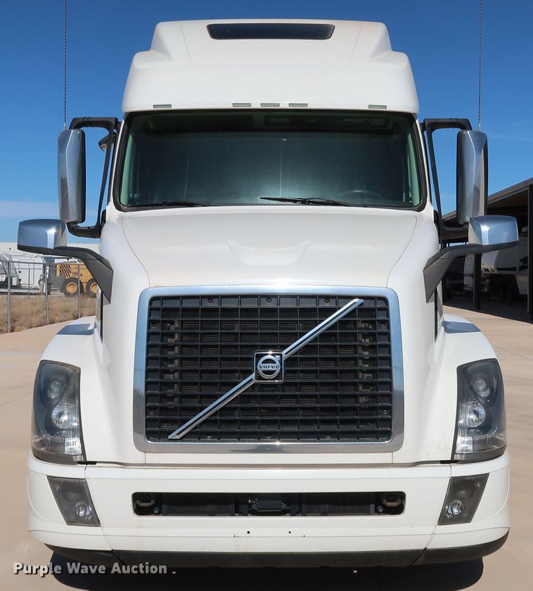 image for item IY9079 2016 Volvo VNL  semi truck