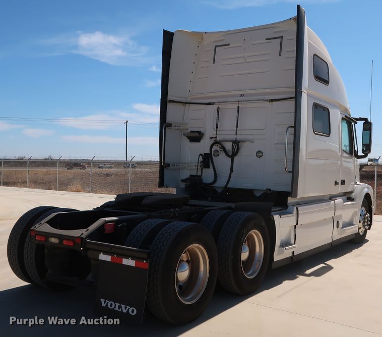 image for item IY9079 2016 Volvo VNL  semi truck