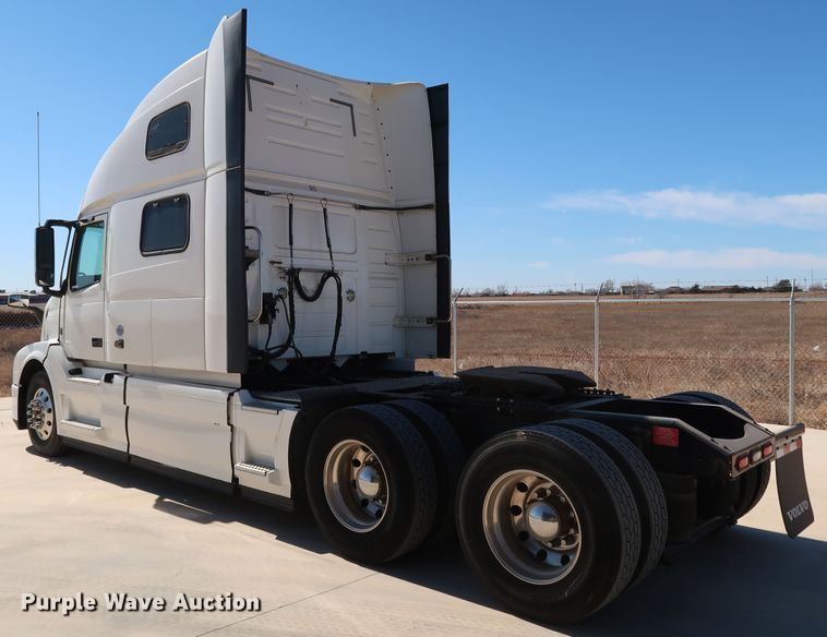 image for item IY9079 2016 Volvo VNL  semi truck