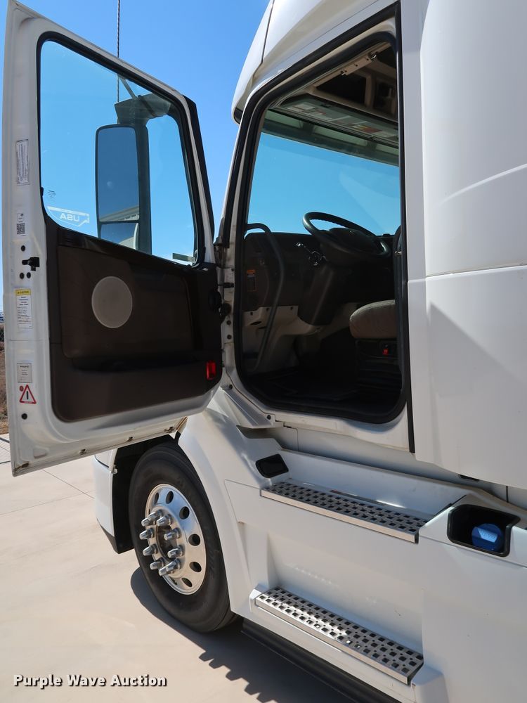 image for item IY9079 2016 Volvo VNL  semi truck