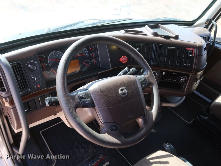 image for item IY9079 2016 Volvo VNL  semi truck