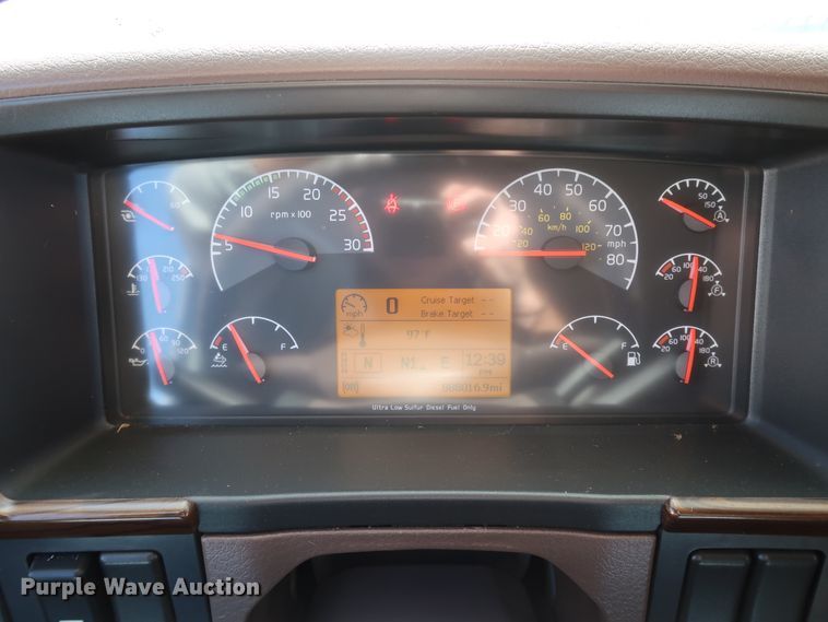 image for item IY9079 2016 Volvo VNL  semi truck