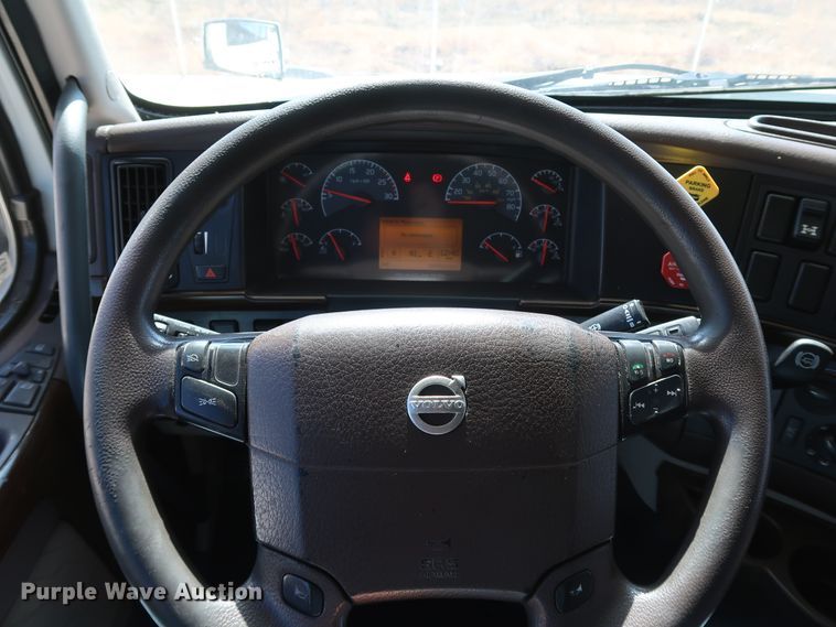 image for item IY9079 2016 Volvo VNL  semi truck