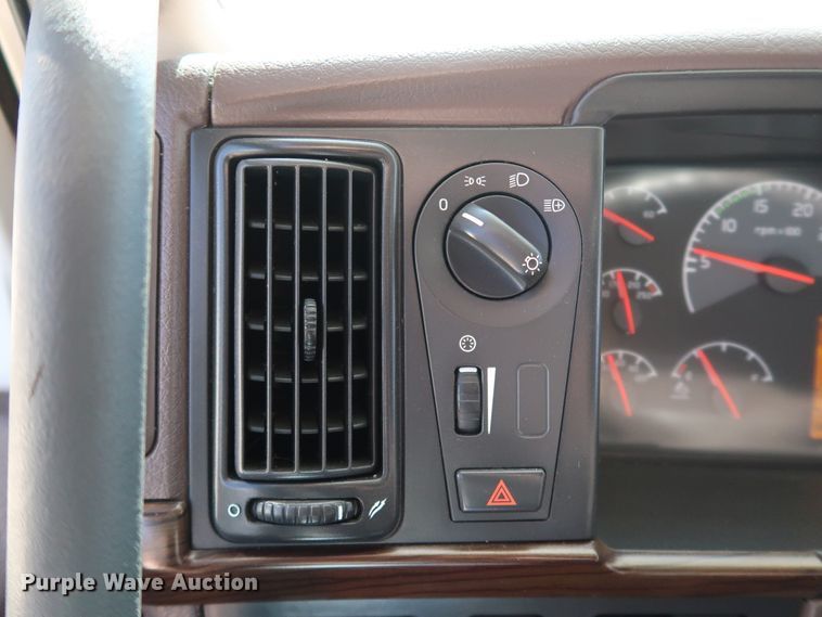 image for item IY9079 2016 Volvo VNL  semi truck