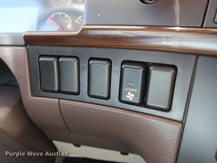 image for item IY9079 2016 Volvo VNL  semi truck