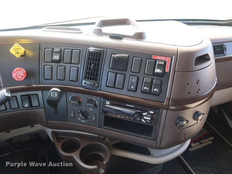 image for item IY9079 2016 Volvo VNL  semi truck