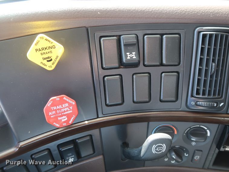 image for item IY9079 2016 Volvo VNL  semi truck