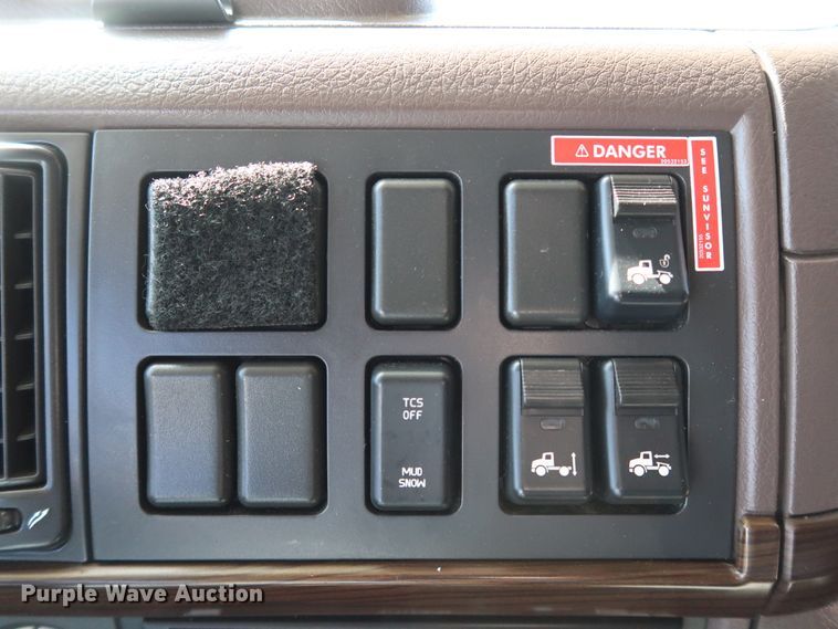 image for item IY9079 2016 Volvo VNL  semi truck