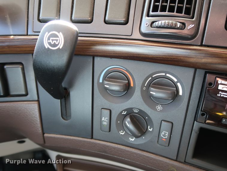 image for item IY9079 2016 Volvo VNL  semi truck