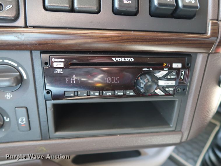 image for item IY9079 2016 Volvo VNL  semi truck