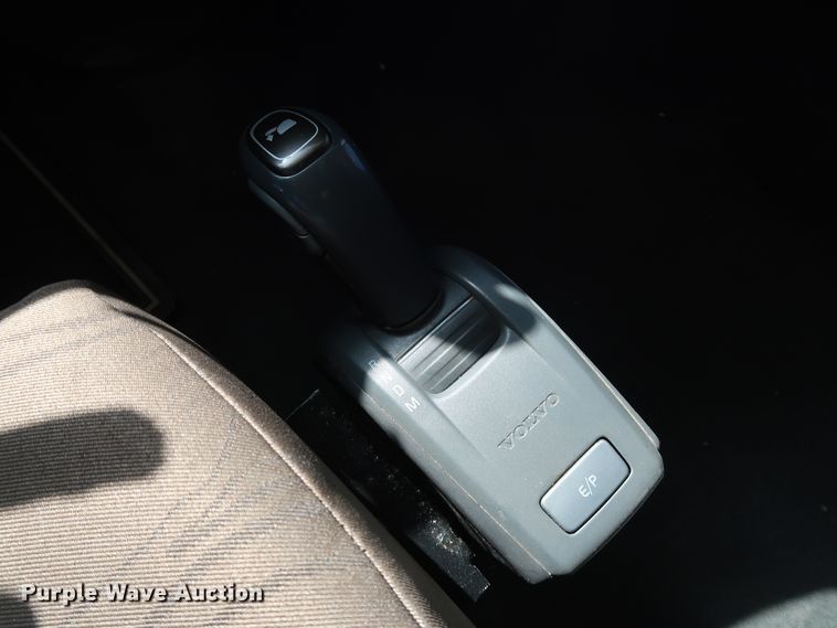 image for item IY9079 2016 Volvo VNL  semi truck