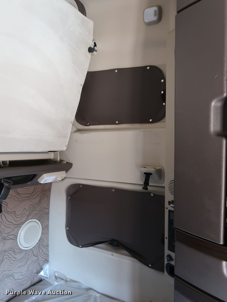 image for item IY9079 2016 Volvo VNL  semi truck