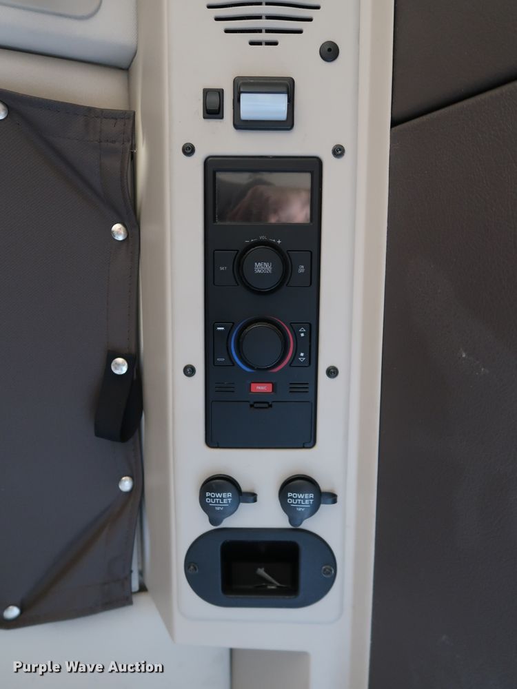 image for item IY9079 2016 Volvo VNL  semi truck