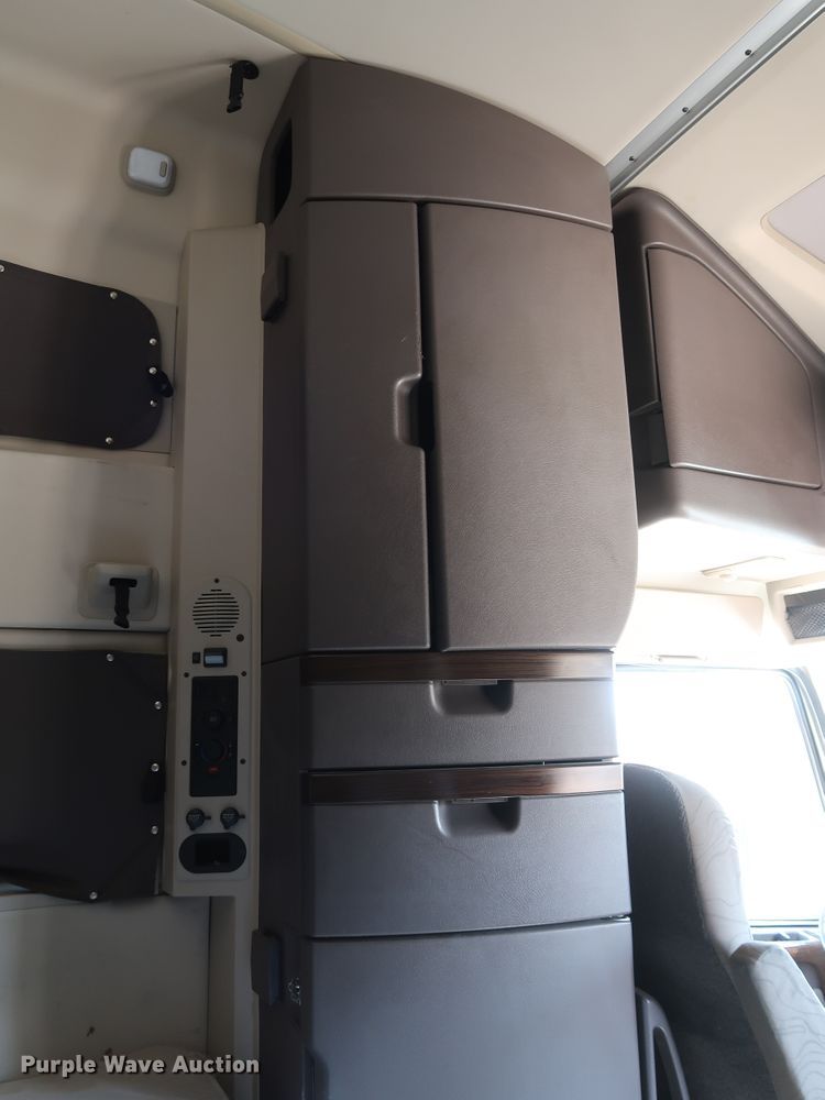 image for item IY9079 2016 Volvo VNL  semi truck