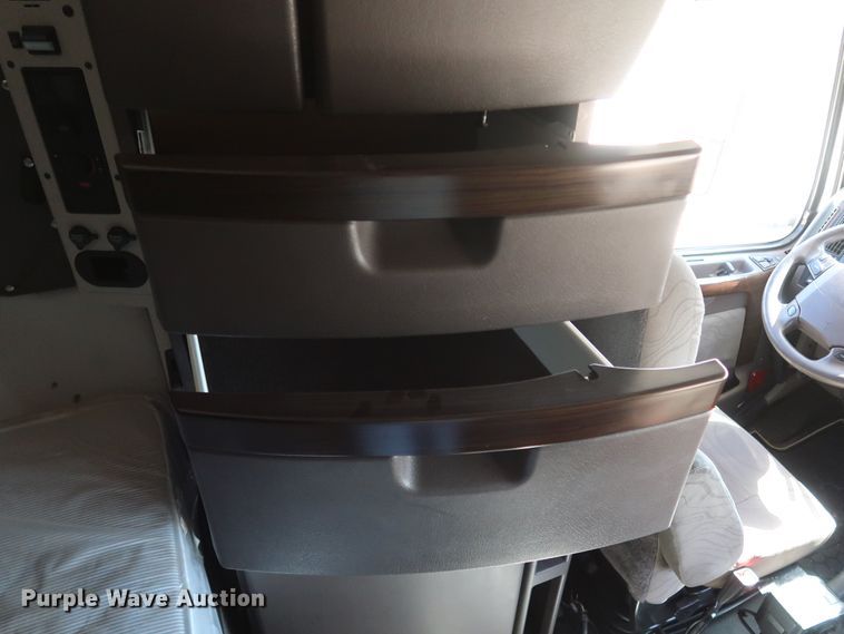 image for item IY9079 2016 Volvo VNL  semi truck