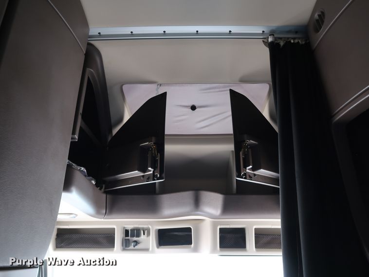 image for item IY9079 2016 Volvo VNL  semi truck