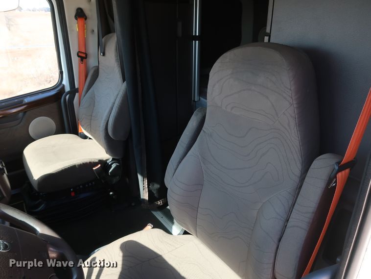 image for item IY9079 2016 Volvo VNL  semi truck