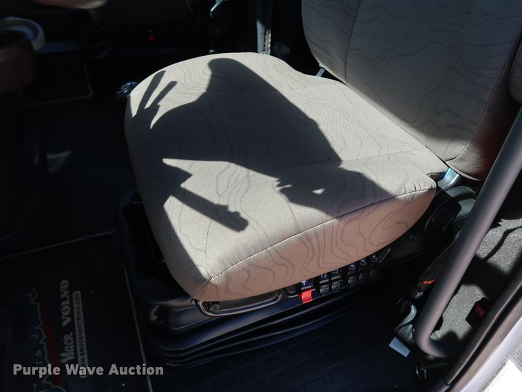 image for item IY9079 2016 Volvo VNL  semi truck