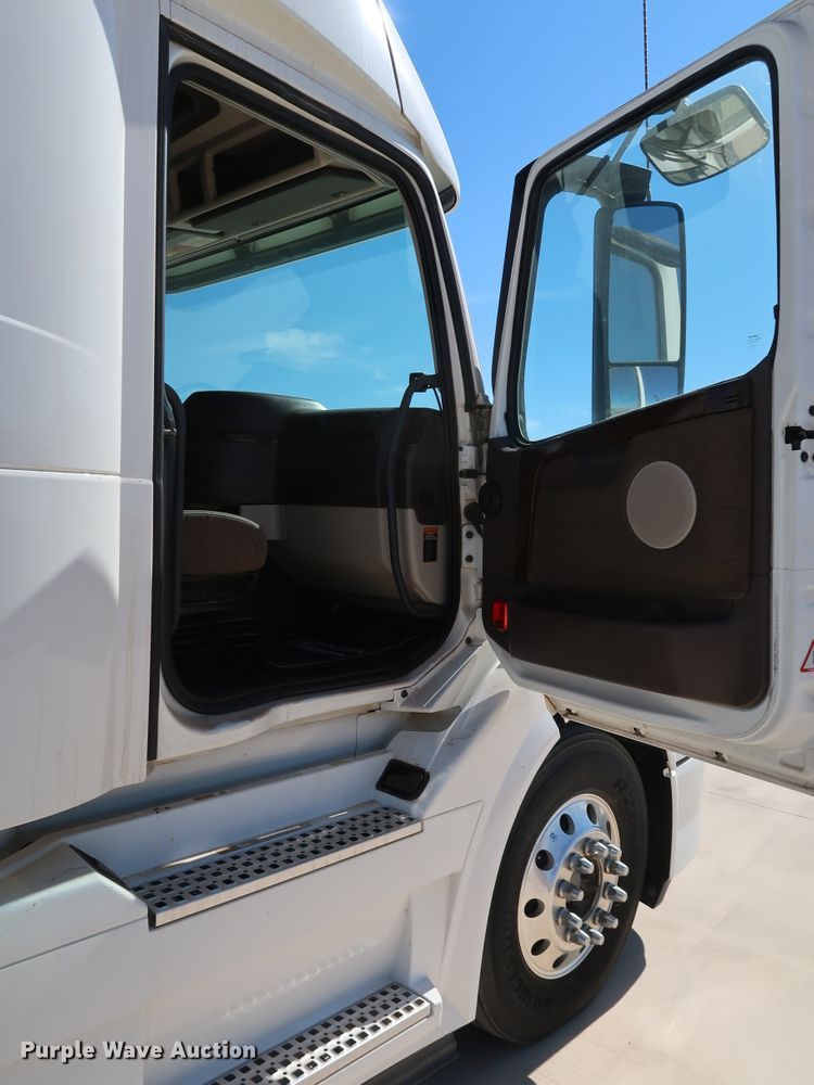 image for item IY9079 2016 Volvo VNL  semi truck