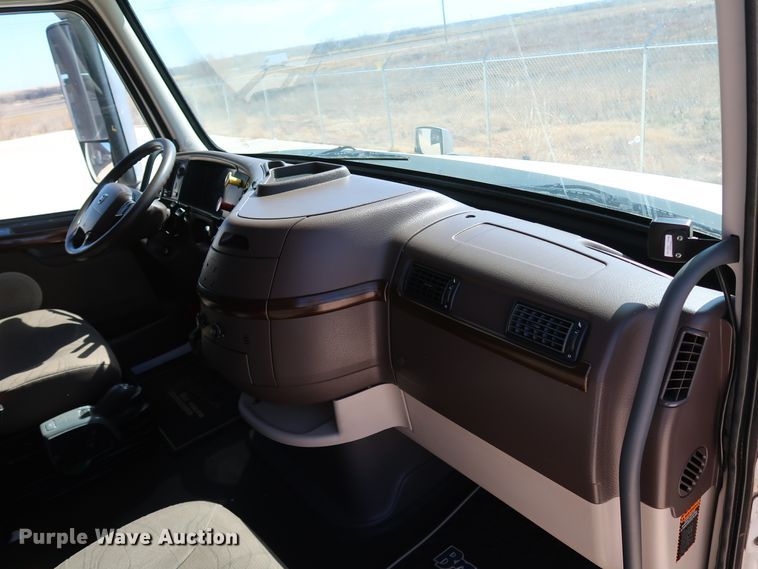 image for item IY9079 2016 Volvo VNL  semi truck