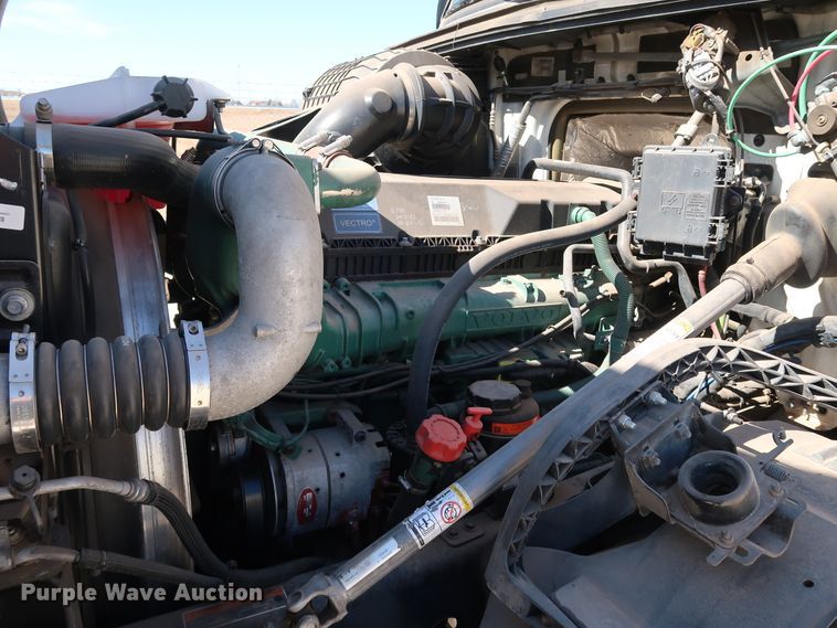 image for item IY9079 2016 Volvo VNL  semi truck